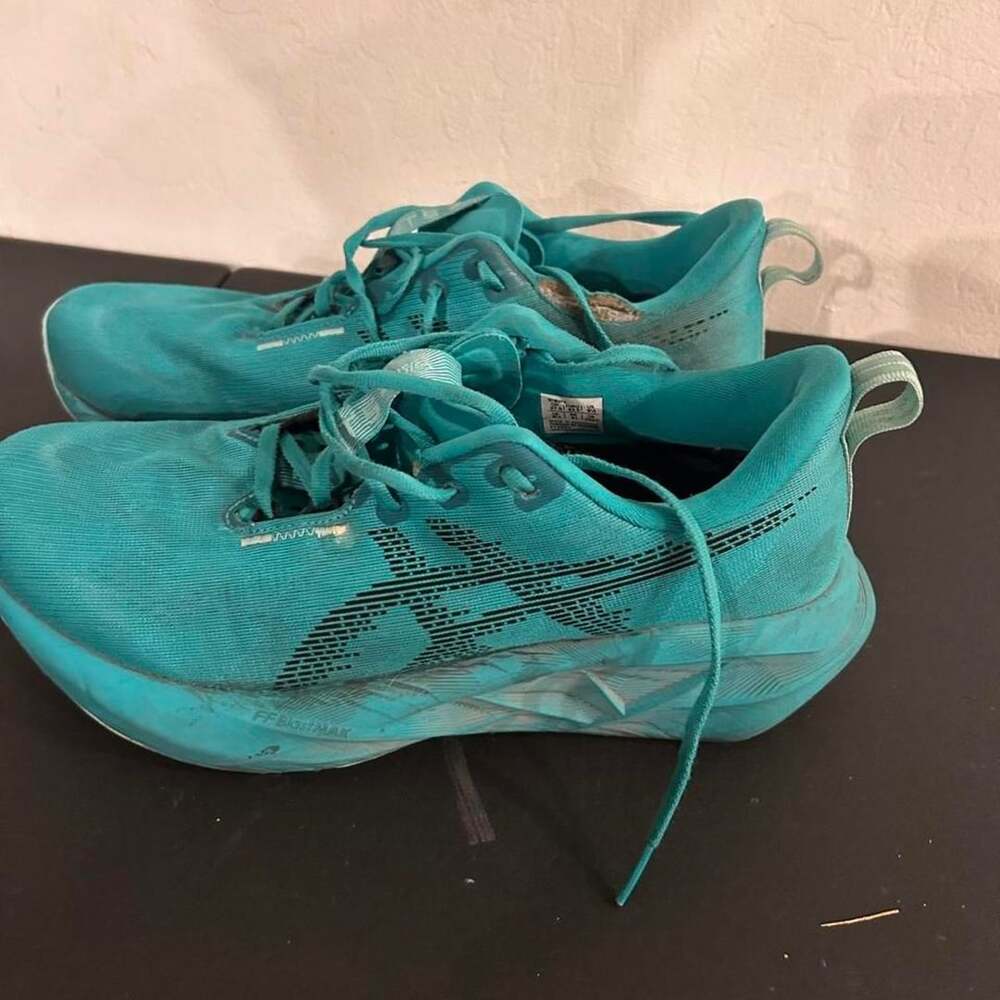 ASICS Novablast 5 Size US 9.5 Teal Running Shoes